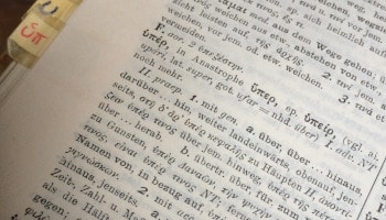 Das Wort hyper aus dem Altgriechischen in einem Wörterbuch